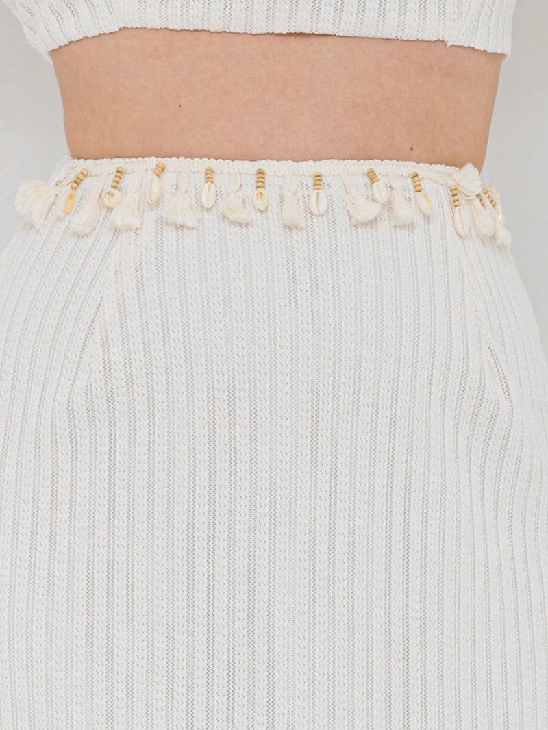 Conjunto com detalhes no cropped e na cintura.