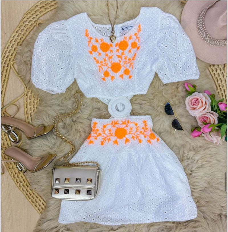 Vestido Lese. Com abertura na cintura, branco, com detalhes laranja