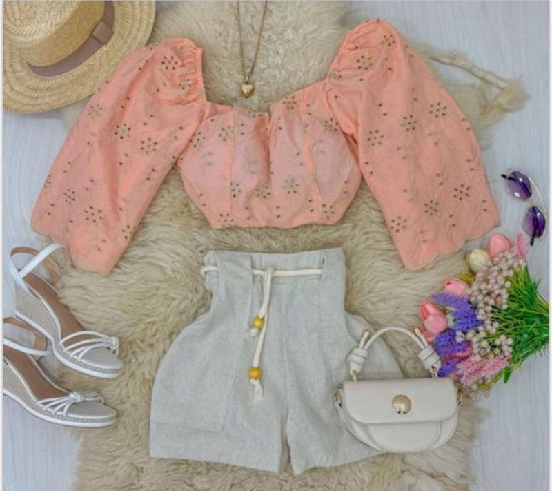 Conjunto cropped tecido laise com manga bufante e short com cinto