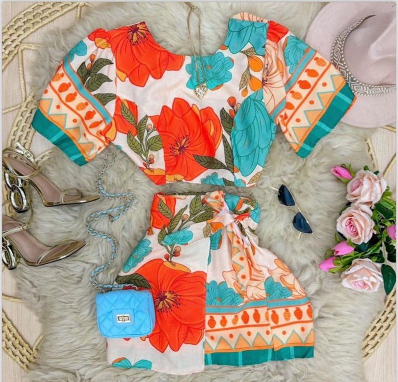 Conjunto de cropped e short com detalhe de amarração no shorts e na blusa,sem bojo