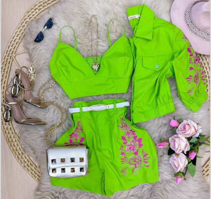 Conjunto de 3 peças verde florescente com detalhes bordados em rosa
