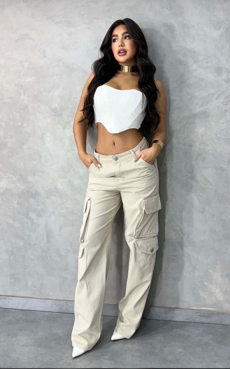Calça wide leg cargo na cor creme