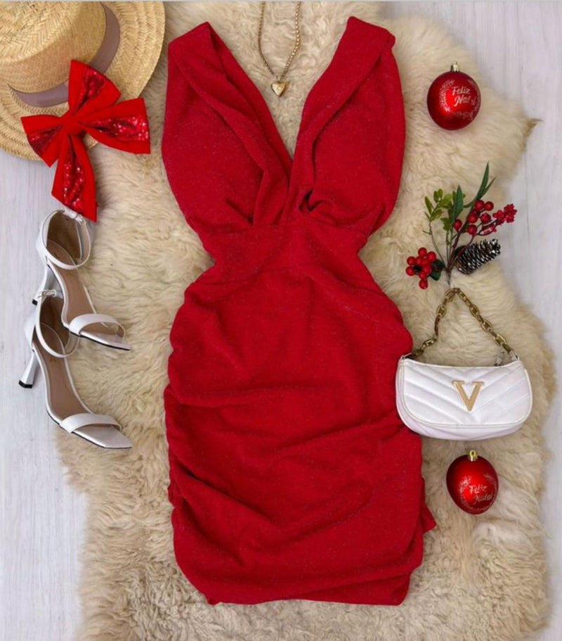 Vestido justo com brilho, e decote em v
