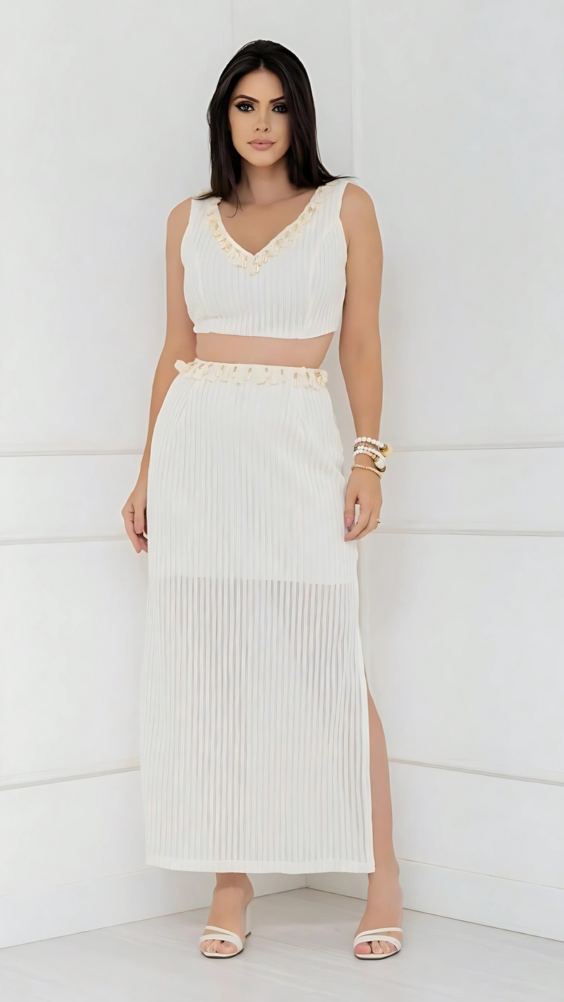 Conjunto com detalhes no cropped e na cintura.