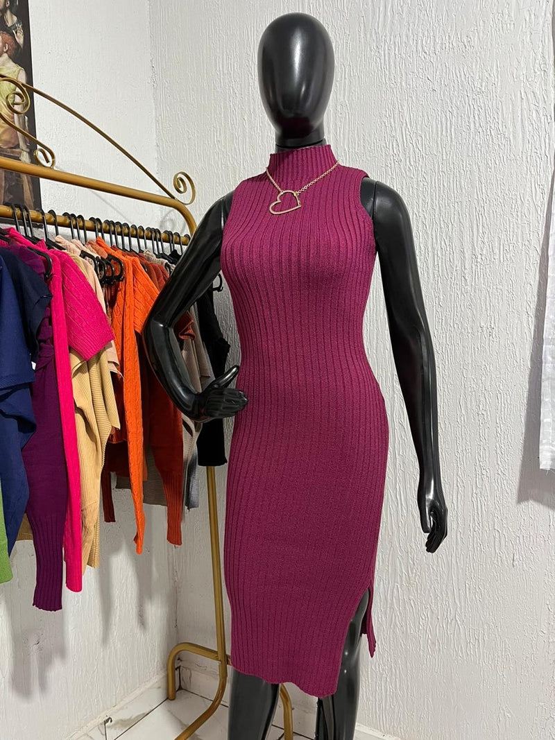 Vestido de lã midi justo,sem mangas e com gola alta
