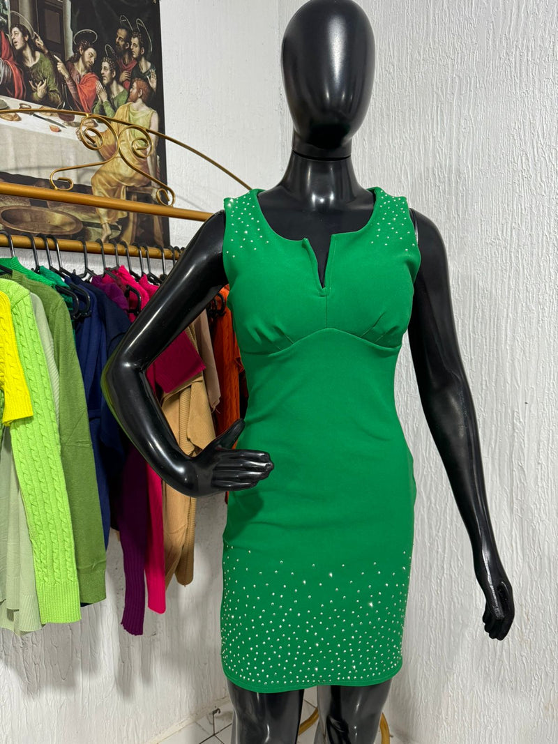 Vestido tubinho com detalhes em pedraria no ombro e na  barra