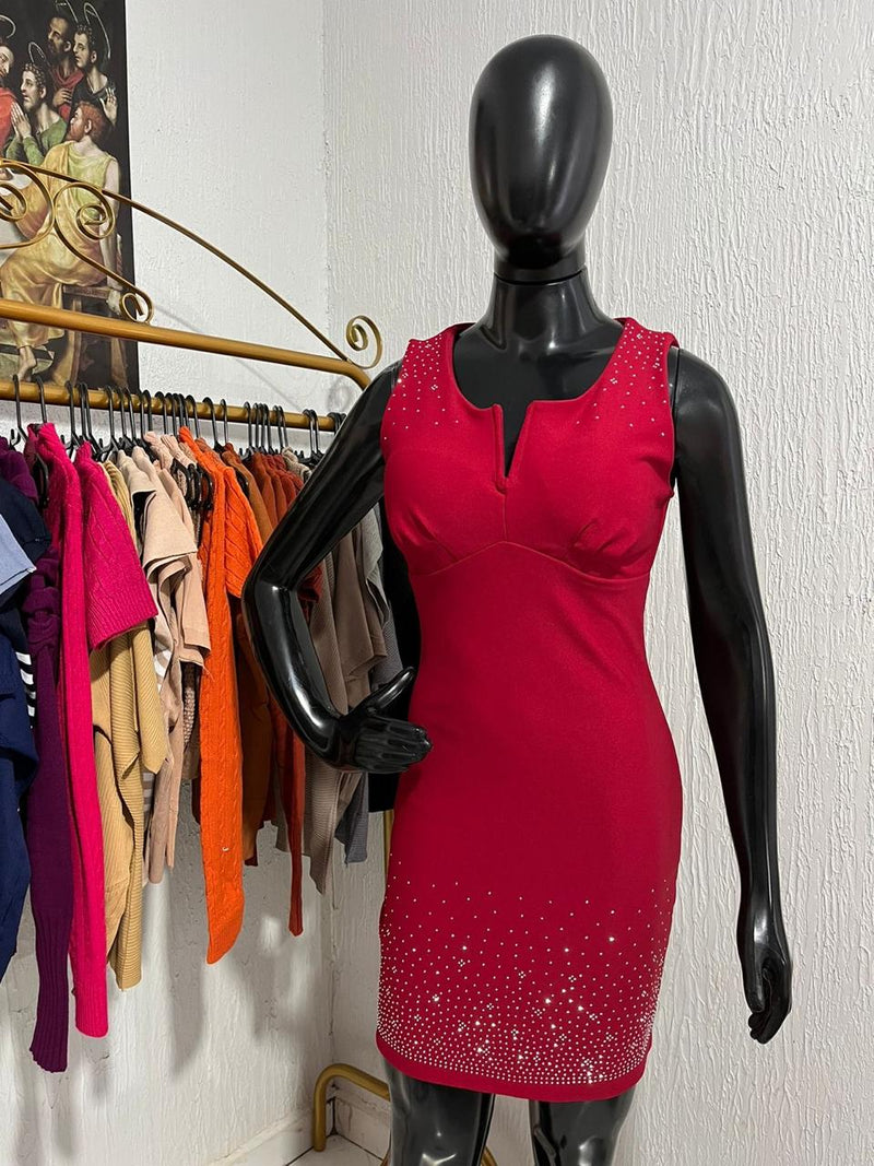 Vestido tubinho com detalhes em pedraria no ombro e na  barra