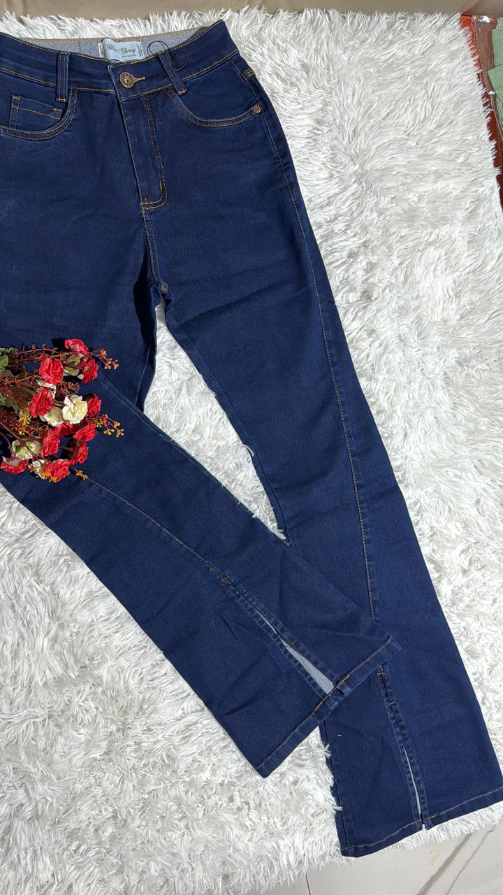 Calça flare azul escuro com fenda