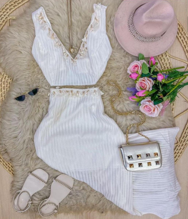 Conjunto com detalhes no cropped e na cintura.