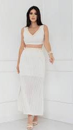 Conjunto com detalhes no cropped e na cintura.