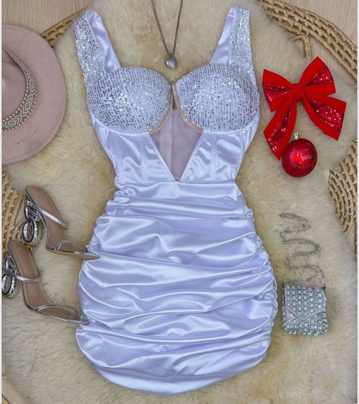 Vestido com detalhes em paetê