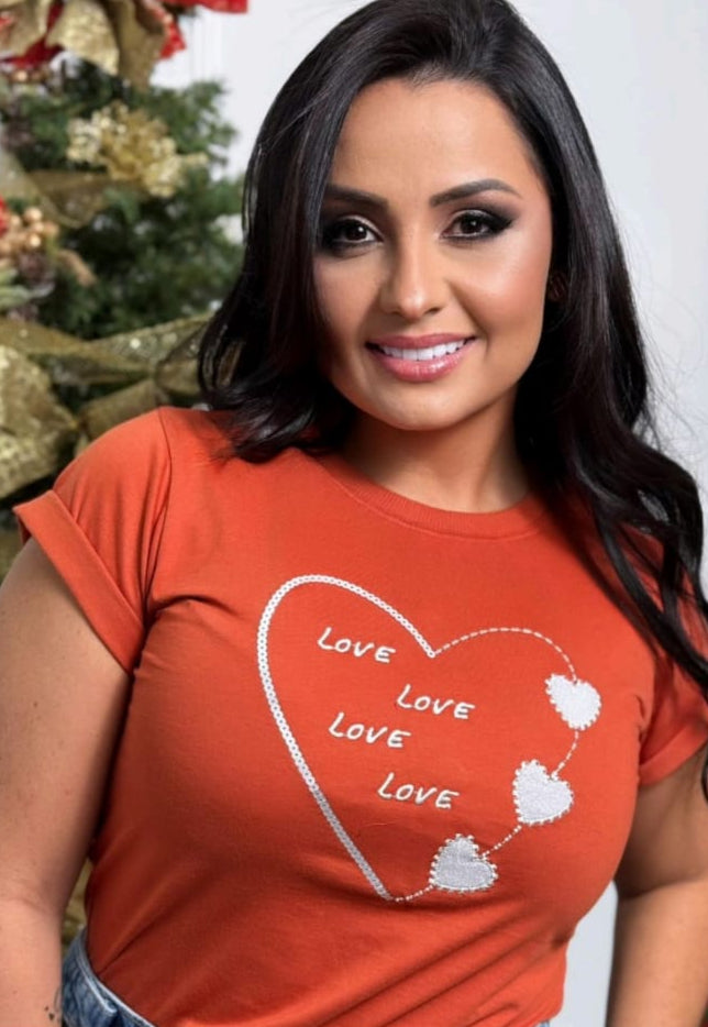 T-shirt com estampas variadas