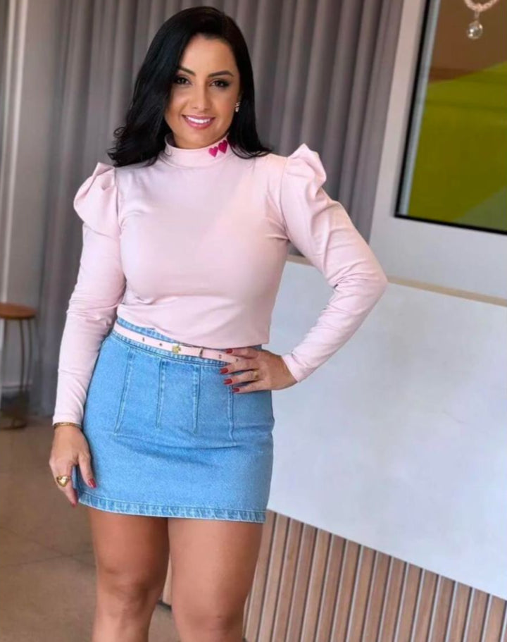 Blusa básica com detalhes bordado na gola
